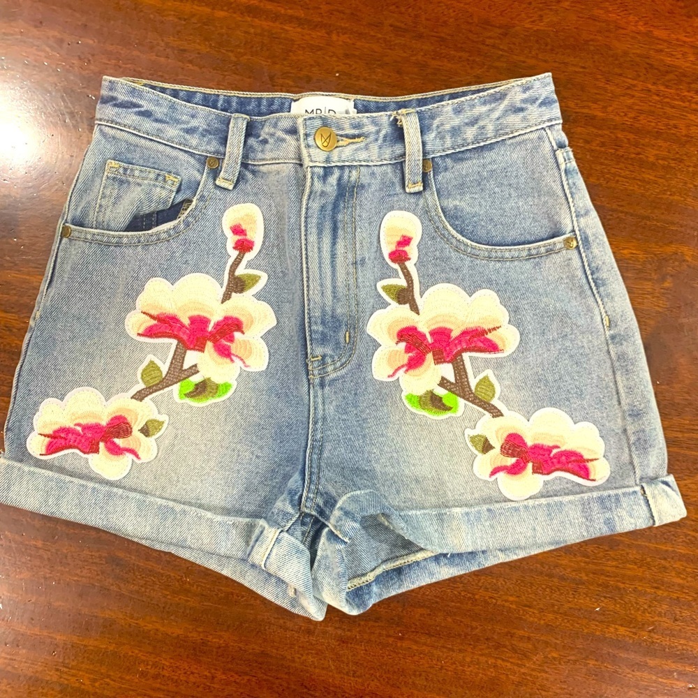 NWOT MP/D  Floral Embroidered Denim Shorts Small